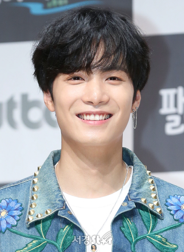 뉴이스트W 종현이 28일 오후 서울 마포구 JTBC빌딩 JTBC홀에서 열린 JTBC2 ‘사서고생 시즌2 : 팔아다이스’ 제작발표회에 참석해 포토타임을 갖고 있다.