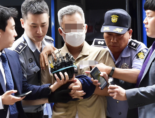 댓글 조작 혐의를 받고 있는 드루킹 김동원씨가 28일 조사를 받기 위해 서울 서초구 특검 사무실로 들어가고 있다. /연합뉴스