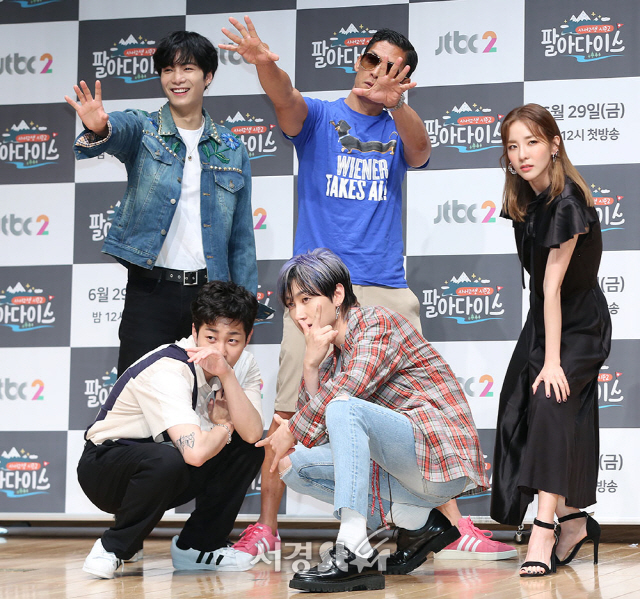 28일 오후 서울 마포구 JTBC빌딩 JTBC홀에서 열린 JTBC2 ‘사서고생 시즌2 : 팔아다이스’ 제작발표회에 참석한 출연진이 포토타임을 갖고 있다.