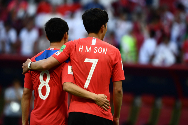 한국 축구대표팀 손흥민(오른쪽)이 28일 러시아 카잔에서 치른 독일과의 러시아월드컵 조별리그 최종전을 승리로 마무리한 뒤 두 번째 골을 어시스트한 주세종과 나란히 그라운드를 빠져나가고 있다.  /카잔=AFP연합뉴스