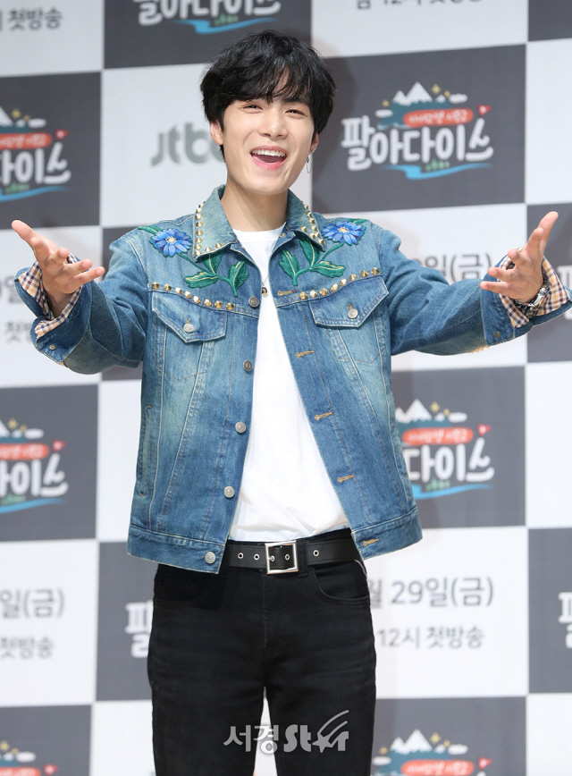 뉴이스트W 종현이 28일 오후 서울 마포구 JTBC빌딩 JTBC홀에서 열린 JTBC2 ‘사서고생 시즌2 : 팔아다이스’ 제작발표회에 참석해 포토타임을 갖고 있다.
