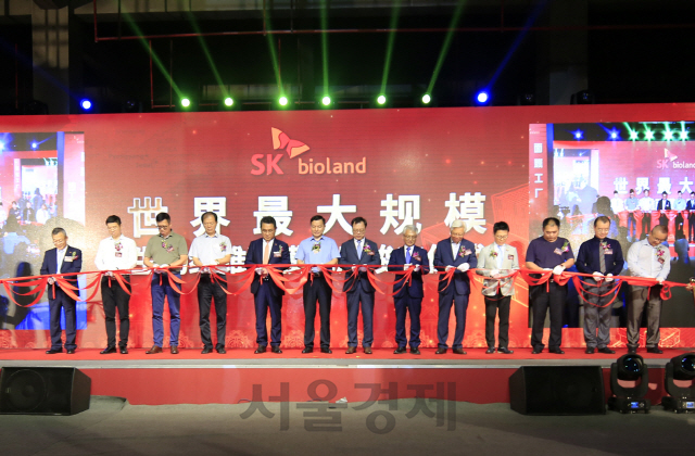 SKC의 자회사 SK바이오랜드가 28일 중국 장쑤성 하이먼시 해문2공장을 준공했다. 김기수(왼쪽 첫번째) SK바이오랜드 중국법인대표와 이근식(〃다섯번째) SK바이오랜드 대표, 이완재 (〃일곱번째) SKC 대표가 이날 열린 준공식에서 테이프 커팅을 하고 있다. /사진제공=SKC