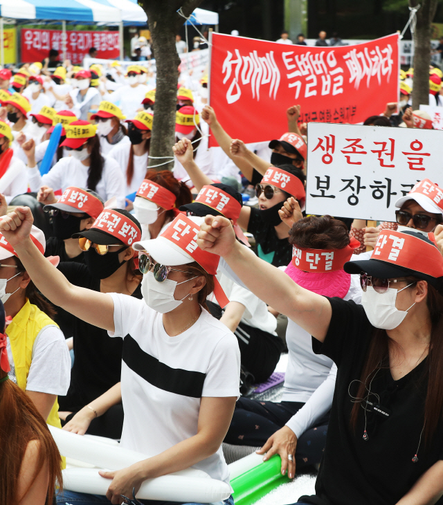 28일 오후 경기도 수원시 올림픽공원에서 열린 ‘성 노동자 생존권 쟁취 결의대회’에서 한터전국연합 등 참석자들이 성매매 특별법 폐지 및 생존권 보장 등을 요구하며 구호를 외치고 있다./연합뉴스