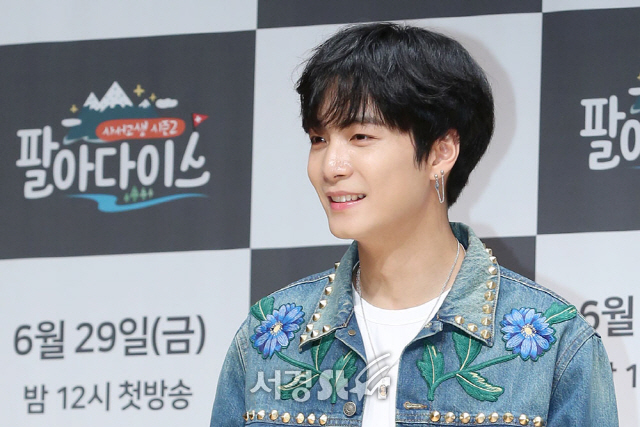 뉴이스트W 종현이 28일 오후 서울 마포구 JTBC빌딩 JTBC홀에서 열린 JTBC2 ‘사서고생 시즌2 : 팔아다이스’ 제작발표회에 참석해 포토타임을 갖고 있다.