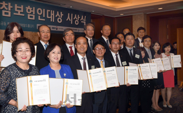 28일 서울 소공동 롯데호텔에서 열린 2018 서경 참보험인대상 시상식에서 윤석헌(뒷줄 왼쪽 세번째) 금융감독원장, 이성호(〃 〃 다섯번째) 금융위원회 상임위원, 이종환(〃 〃 네번째) 서울경제신문 대표이사 부회장, 신용길(〃 〃 여섯번째) 생명보험협회 회장, 김용덕(〃 〃 두번째) 손해보험협회 회장이 수상자들과 함께 기념촬영을 하고 있다.  /이호재기자