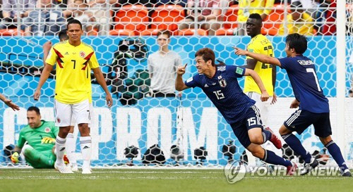 조별예선 1차전에서 일본 대표팀이 헤딩 결승골을 넣고 환호하고 있다./출처=연합뉴스