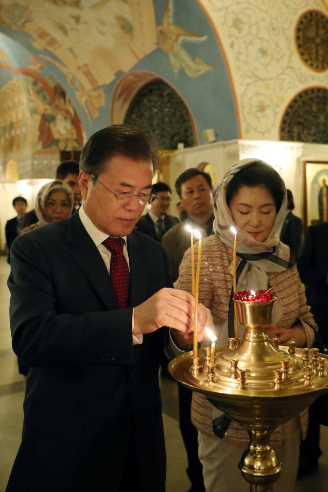 러시아를 국빈방문 중인 문재인 대통령과 부인 김정숙 여사가 23일 오전(현지시간) 모스크바 시내 구세주 그리스도 성당을 방문하고 있다./연합뉴스