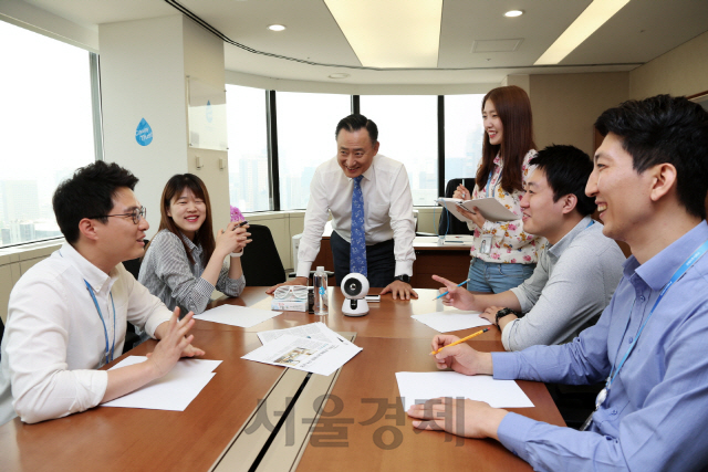 이해선(가운데) 코웨이 대표가 직원들과 함께 회의를 진행하고 있다./사진제공=코웨이