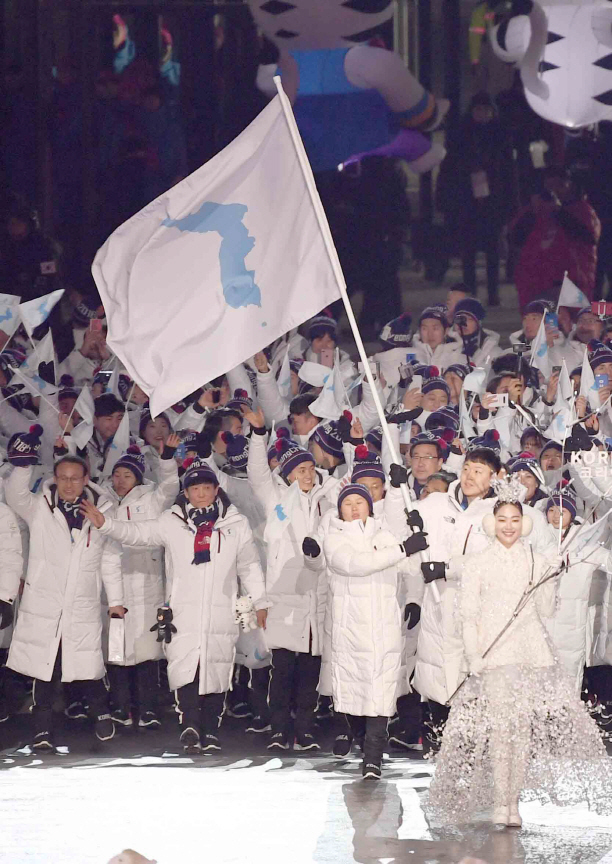 지난 2월 9일 강원도 평창올림픽스타디움에서 열린 개회식에서 남북단일팀이 입장하고 있는 모습. /서울경제