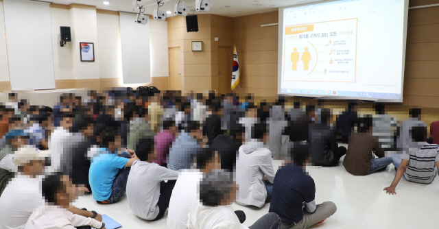 제주에 입국한 예멘인들이 제주출입국·외국인청에서 지난 18일 한국 생활과 법에 대해 교육을 받고 있다./출처=연합뉴스