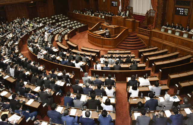 일본 도쿄의 참의원 본회의장에서 의원들이 29일 ‘일하는 방식 개혁’ 법안에 대한 최종 표결을 진행하고 있다.   /도쿄=교도연합뉴