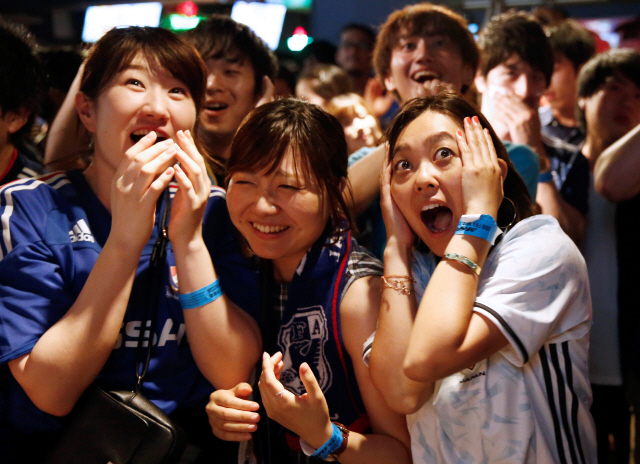 도쿄 시내에서 러시아월드컵 일본-폴란드전을 지켜보는 일본 축구 팬들. /도쿄=로이터연합뉴스