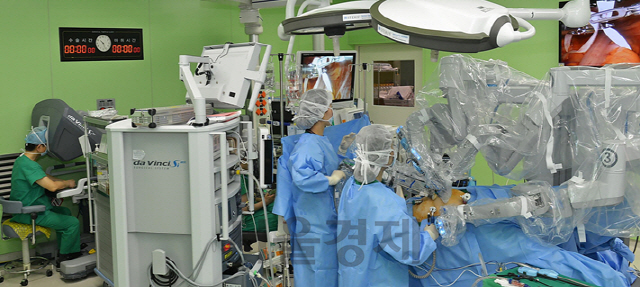 세브란스병원 의료진이 로봇수술을 하고 있다. /사진제공=세브란스병원