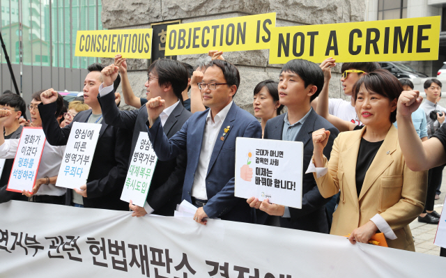 지난 28일 서울 종로구 헌법재판소 앞에서 양심적 병역 거부 찬성자들이 대체복무제 도입을 촉구하는 구호를 외치고 있다.                 /연합뉴스