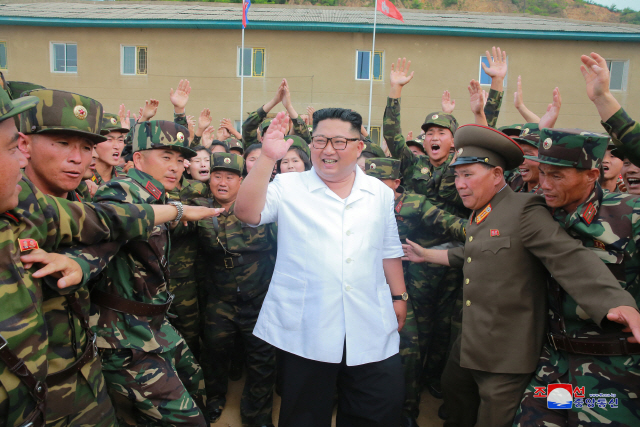 북한 김정은 국무위원장이 평안북도 신도군을 현지 지도했다고 조선중앙통신이 30일 보도했다. /조선중앙통신연합뉴스
