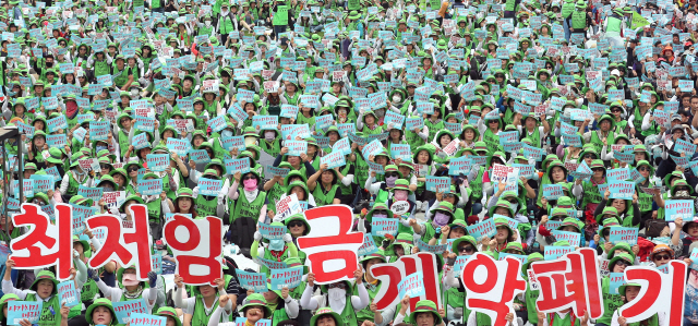 30일 오후 서울 광화문 광장에서 열린 ‘최저임금삭감법 폐기 하반기 총파업 총력투쟁 선포 및 6·30 비정규직 철폐 전국노동자대회’에서 참가자들이 구호를 외치고 있다. /연합뉴스