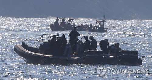 수색하는 해군(위 사진은 기사 내용과 관련 없습니다) (사진=연합뉴스)
