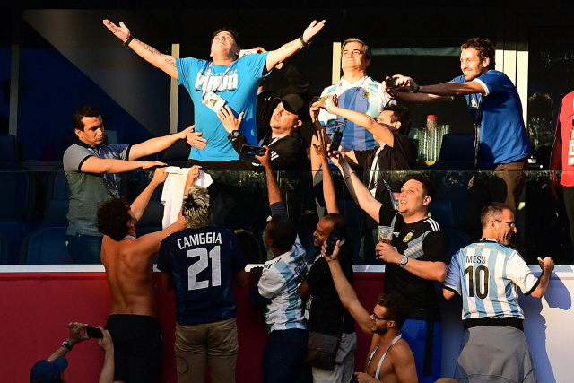 아르헨티나의 축구 영웅 디에고 마라도나가 지난 27일 러시아 상트페테르부르크에서 열린 아르헨티나와 나이지리아의 경기에서 아르헨티나가 승리를 거두자 환호하고 있다. /사진=AFP