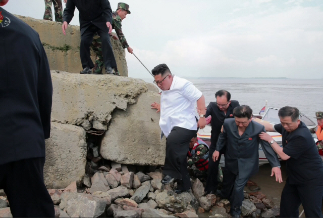 김정은 북한 국무위원장이 북중 접경지역인 평안북도 신도군 비단섬을 방문했다고 지난 30일 북한 조선중앙TV가 보도했다. / 연합뉴스