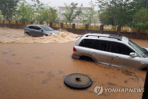 장마전선의 영향으로 남부지방에 많은 비가 내려 1일 오전 전남 보성군 보성읍의 한 도로가 침수돼 차량들이 거북이 운행을 하고 있다. (사진=연합뉴스)