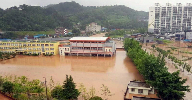 이틀째 내린 폭우로 1일 전남 보성군 한 중학교 운동장에 물이 차 건물이 잠겨 있다. /독자 제공=연합뉴스