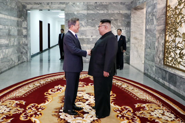 문재인 대통령과 북한 김정은 국무위원장이 지난 5월 26일 오후 판문점 북측 통일각에서 두번째 정상회담을 하기 앞서 악수를 하고 있다. /사진제공=청와대