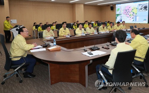 송철호 울산시장이 임기 첫날인 1일 오전 태풍과 장마에 대비한 재난안전대책회의를 열고 첫 공식 업무를 시작했다. (사진=연합뉴스)