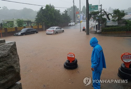 태풍 쁘라삐룬 오는데… 학교도, 주차장도 모두 잠겼다