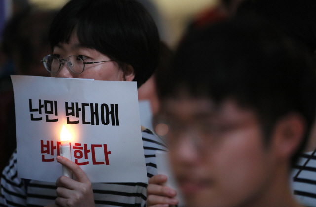 지난달 30일 오후 서울 종로구 세종로파출소 앞에서 열린 난민 반대에 반대하는 집회에서 참가자들이 제주도의 예멘 난민을 수용할 것을 촉구하고 있다. / 연합뉴스