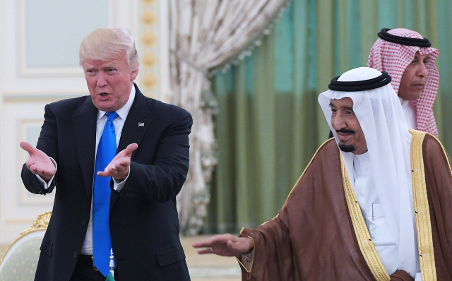 도널드 트럼프(왼쪽) 미국 대통령과 살만 빈 압둘아지즈 알 사우드 사우디아라비아 국왕이 지난해 5월20일 리야드에서 회동하고 있다. /AFP연합뉴스
