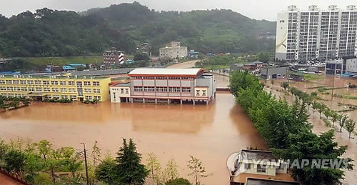 1일 전남 보성군 한 중학교 운동장이 이틀째 내린 폭우로 물이 차 건물마저 잠겨 있다. (사진=연합뉴스)
