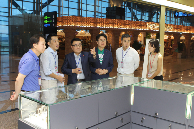 장선욱(왼쪽 세번째) 롯데면세점 대표이사가 현지직원들과 나트랑 깜란 공항점을 둘러보고 있다. /사진제공=롯데면세점