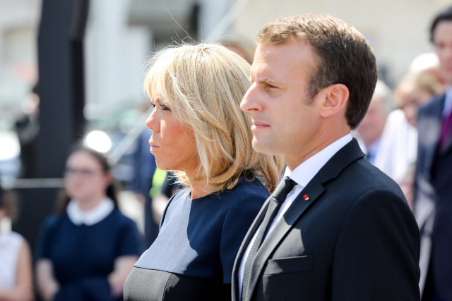 에마뉘엘 마크롱(오른쪽) 프랑스 대통령과 영부인 브리짓 마크롱 여사/AFP연합뉴스