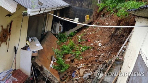30일 오후 5시께 경남 창원시 진해구 대죽동 한 주택에 세워진 담장이 폭우로 넘어졌다. (사진=연합뉴스)