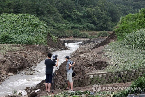 1일 전남 보성군 회천면 모원저수지 제방이 폭우에 무너져 세찬 물줄기가 흐르고 있다. (사진=연합뉴스)