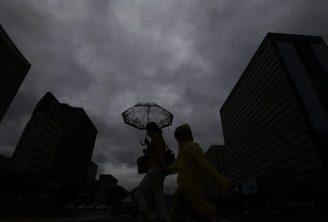 장맛비가 종일 내리는 1일 서울 광화문 네거리에 시민들이 우산을 쓰고 걸어가고 있다./연합뉴스