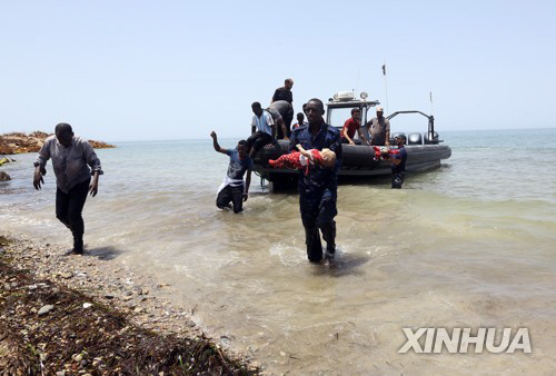 리비아 근해에서 사고를 당한 난민을 구조하는 해안경비대./출처=연합뉴스