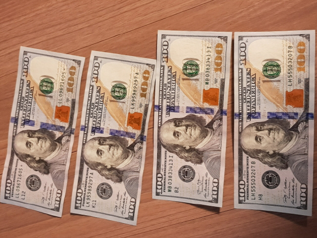 라이베리아 출신 캐나다 국적 A씨(50)가 ‘블랙 머니’를 약품처리하면 실제 돈으로 변한다며 제시한 100달러 지폐. /사진 제공=서울지방경찰청