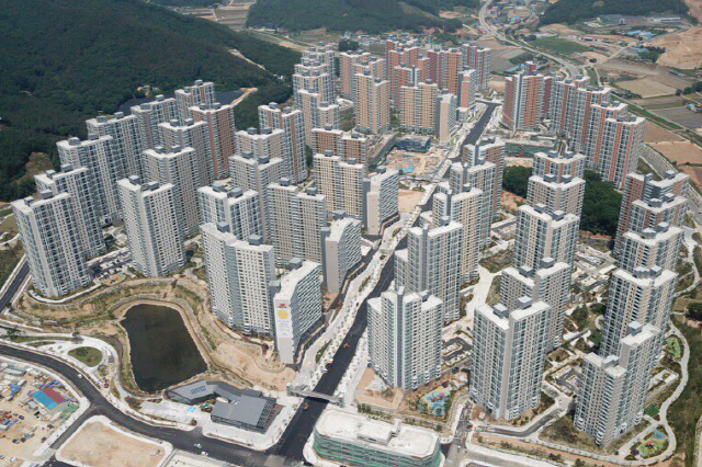 전국 주택가격은 두 달 연속 하락한 반면 서울의 주택가격은 더 큰 하락폭으로 올랐다./사진제공=대림산업[사진과 기사는 관련 없음]