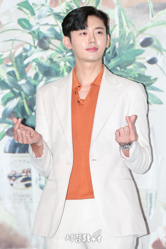 배우 이지훈이 2일 오후 서울 영등포구 콘래드 서울 호텔에서 열린 KBS2 ‘당신의 하우스헬퍼’ 제작발표회에 참석해 포토타임을 갖고 있다.