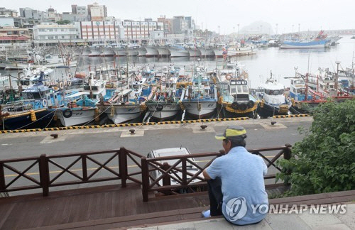 제7호 태풍 ‘쁘라삐룬’이 북상중인 2일 오전 제주 서귀포항에 어선들이 정박해 있다. (사진=연합뉴스)