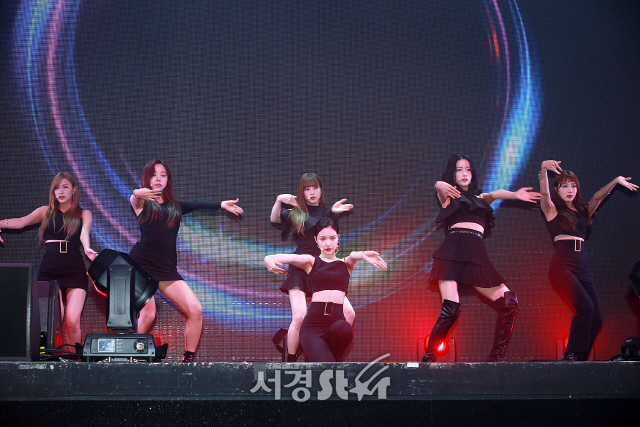 에이핑크(Apink) 멤버들이 참석해 타이틀곡 ‘1도없어’ 무대를 선보이고 있다.