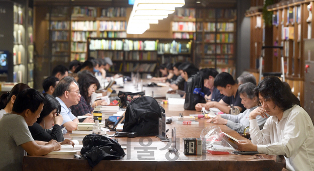 초여름 장마가 이어지고 있는 2일 시민들이 광화문 교보문고에서 독서를 즐기고 있다./이호재기자