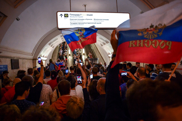 러시아가 강호 스페인을 넘어 48년 만의 월드컵 8강 진출을 이룬 2일 모스크바 지하철역이 러시아 국기로 뒤덮였다. /모스크바=AFP연합뉴스