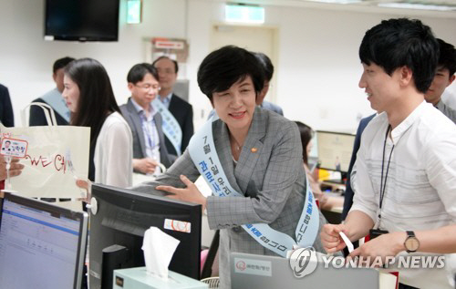 김영주 장관, ‘노동시간 단축’ 첫날 노동자 격려..“나도 정시퇴근 하겠다”