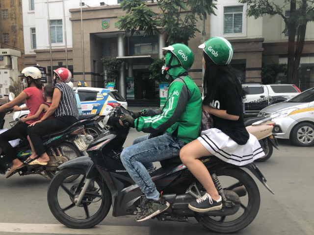 [규제에 싹 밟힌 신산업]'동남아 휩쓴 그랩, 한국선 불법딱지'...해외로 눈돌리는 대기업