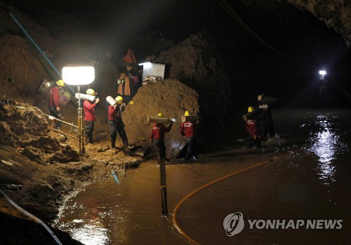 태국 동굴 실종 소년들, 살아 있었다..열흘 만에 생존 확인