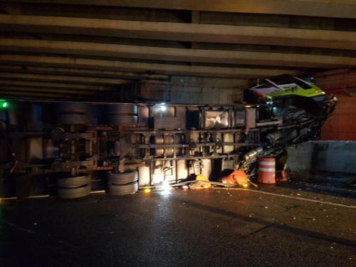 4.5t 냉동탑차 빗길 전도…남해고속도로 2차선 2시간 이상 통제