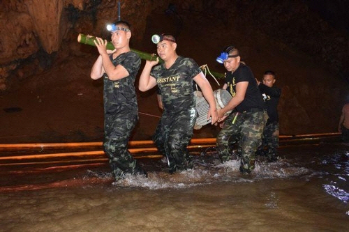 배수용 펌프를 운반하는 태국 군인들[태국군 제공=연합뉴스]