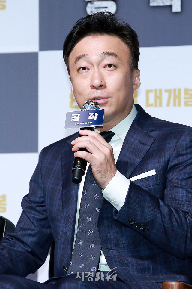 배우 이성민이 영화 ‘공작’ 제작보고회에 참석했다.